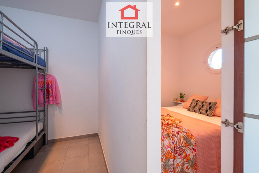 Dormitori principal amb connexió a la segona habitació amb lliteres.