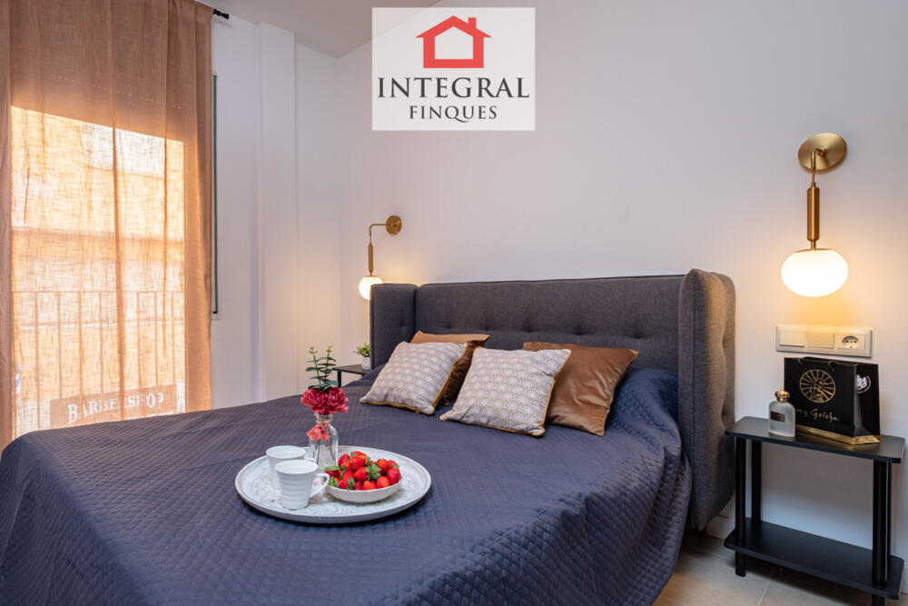 Habitació de matrimoni amb un petit balcó.