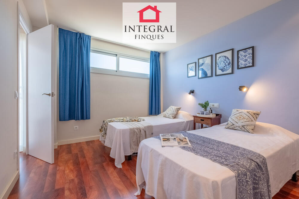 Còmoda habitació amb dos llits individuals, ideal per descansar durant les vacances.