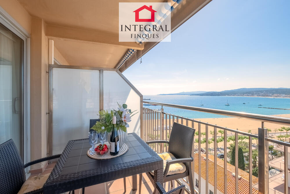 Gaudeix del sol i la terrassa en aquest espectacular apartament al cor de la Costa Brava.