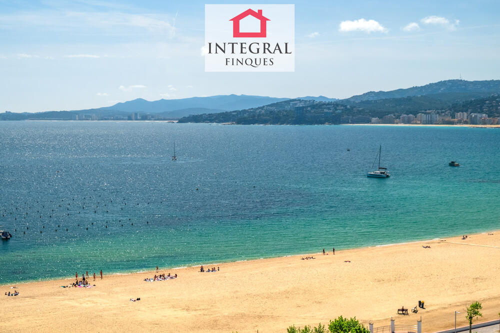 Vistes de la platja gran de Palamós.
