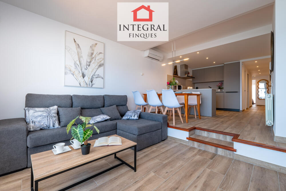 Sala d'estar-menjador totalment renovada per poder descansar amb família.