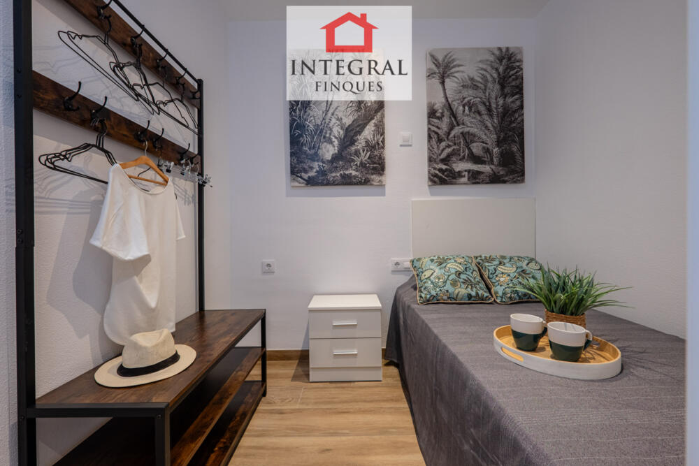 Habitació amb espai per deixar equipatge.