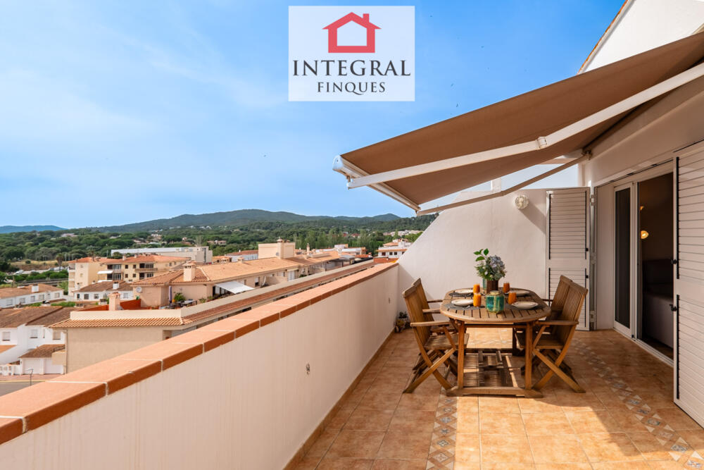 Terrassa amb mobiliari exterior per gaudir en família.