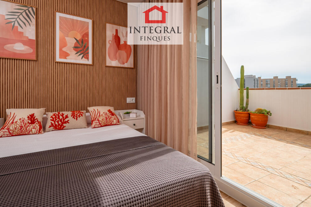 Habitació amb sortida a la terrassa privada en ser un àtic.
