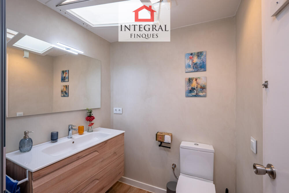 Lavabo complet amb dutxa.