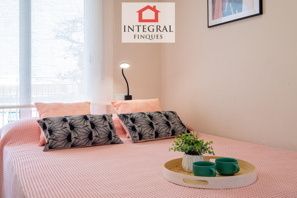 Habitació doble amb llit de matrimoni per a dues persones.
