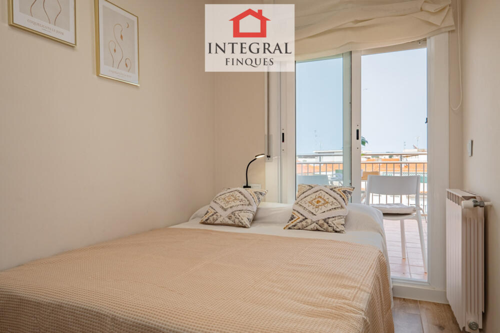 Habitació amb llit de matrimoni i accés directe a la terrassa.