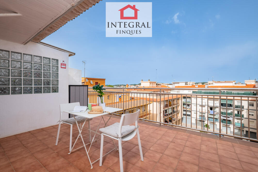 Terrassa davantera que connecta amb l´entrada principal i amb les habitacions.