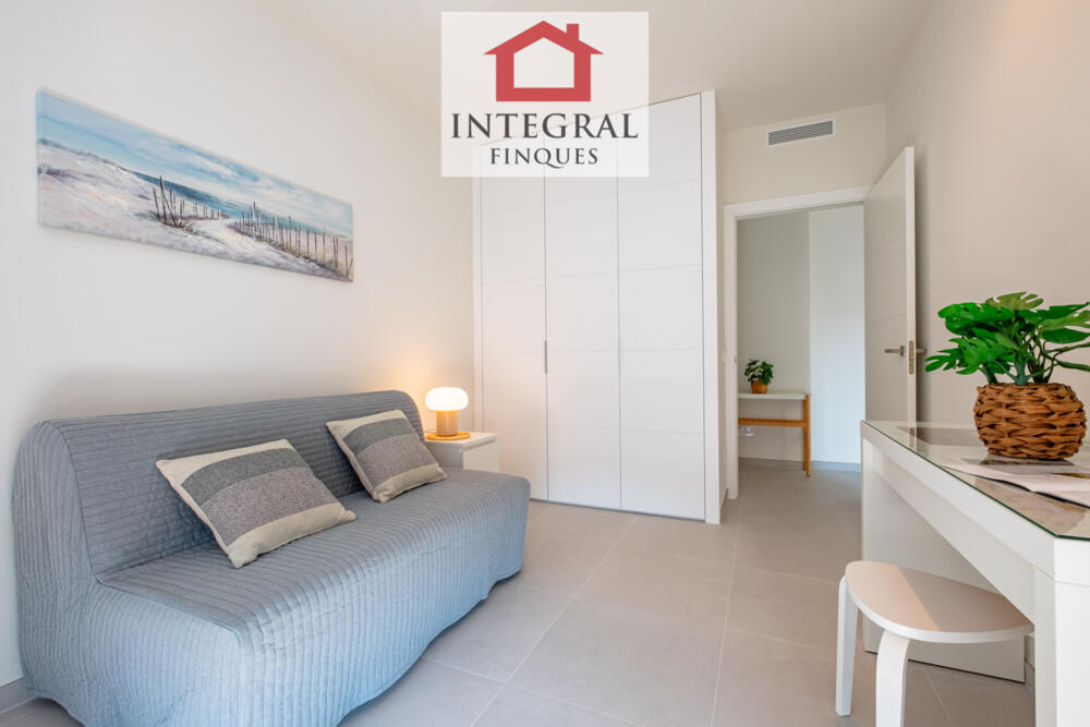 Habitació amb sofà-llit de matrimoni amb escriptori per treballar.