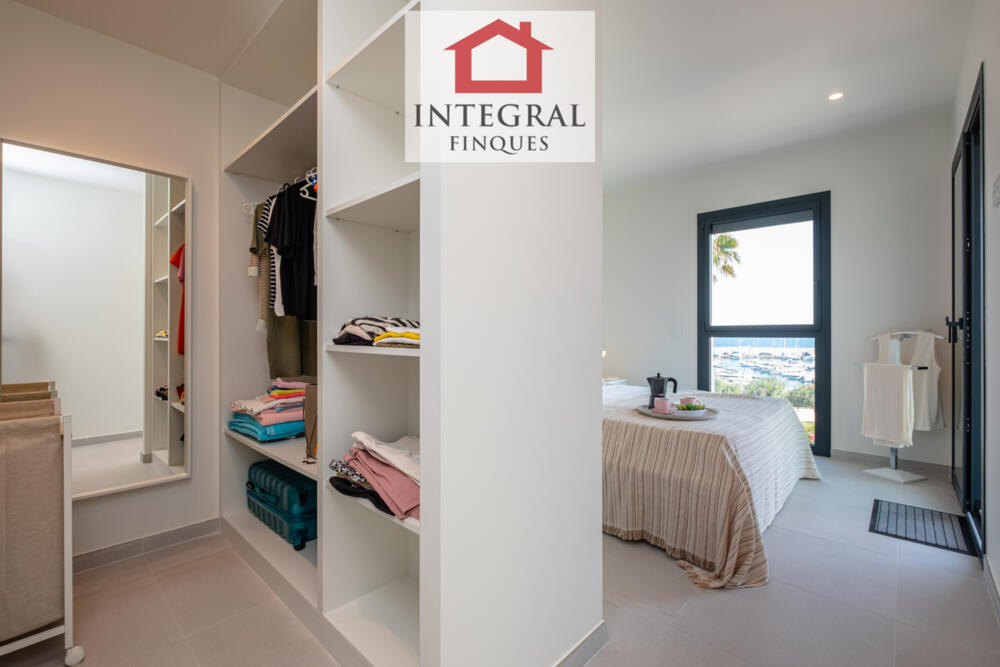 Habitació de matrimoni amb un gran vestidor per guardar el necessari.