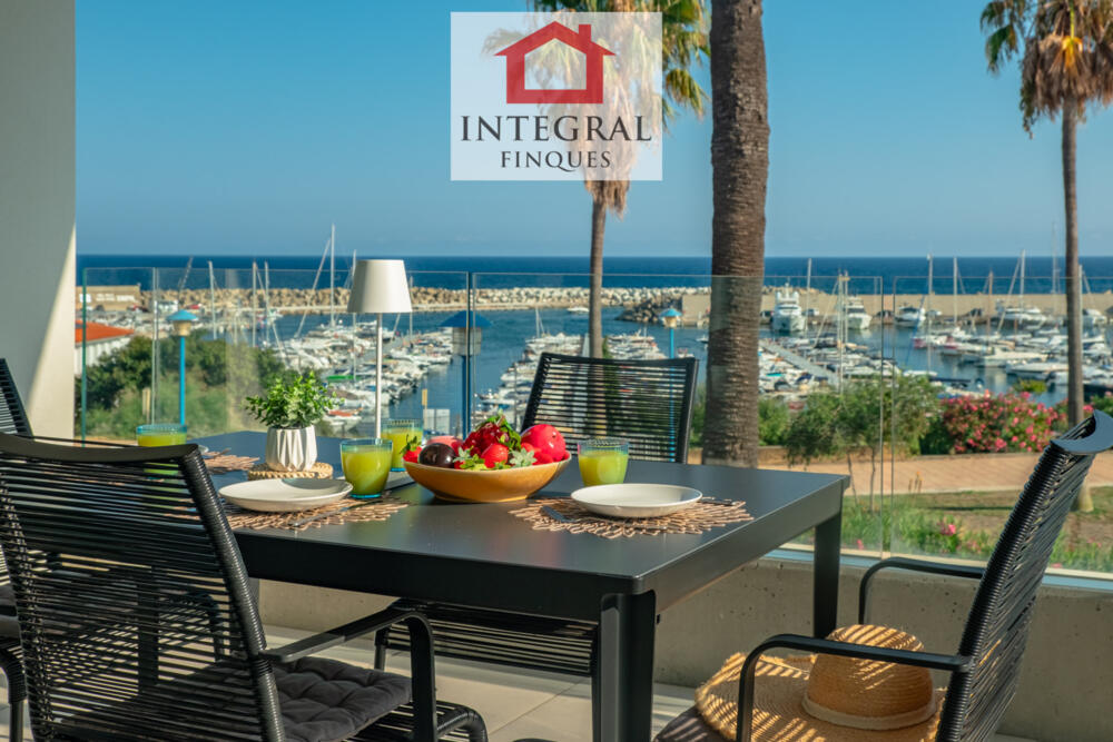 Apartament amb gran terrassa amb vistes al port de Palamós.