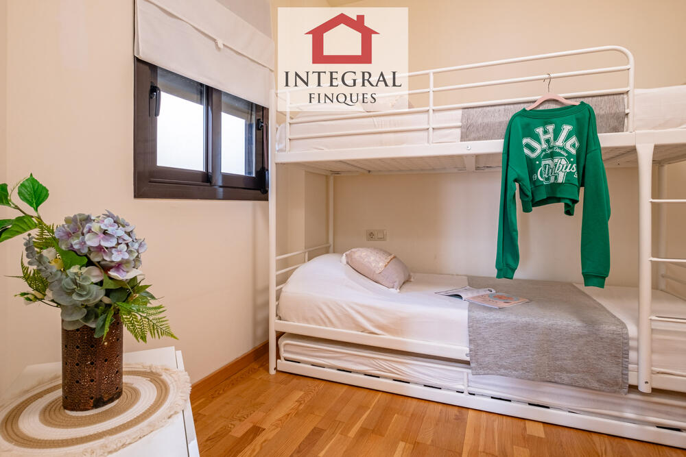 Habitació amb llitera amb capacitat per a 3 persones. Habitació amb llitera amb capacitat per a 3 persones.