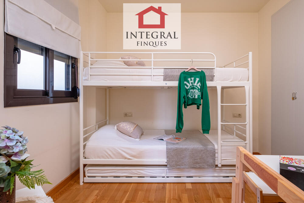 Habitació amb llitera i llit niu a la part inferior. Habitació amb llitera i llit niu a la part inferior.