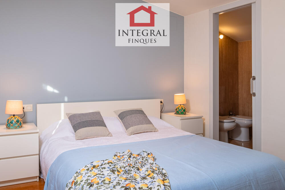Habitació amb llit de matrimoni àmplia i lluminosa amb accés a la terrassa. Habitació amb llit de matrimoni àmplia i lluminosa amb accés a la terrassa.