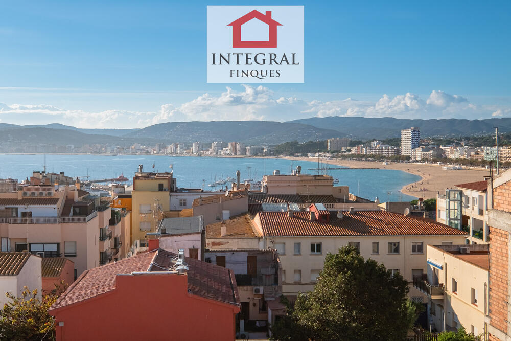 Increïbles vistes a Palamós i la seva gran platja. Increïbles vistes a Palamós i la seva gran platja.