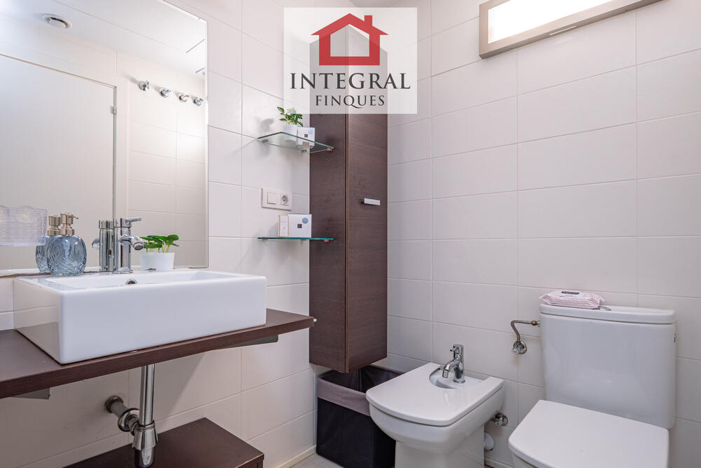 Lavabo complet amb WC. Lavabo complet amb WC.