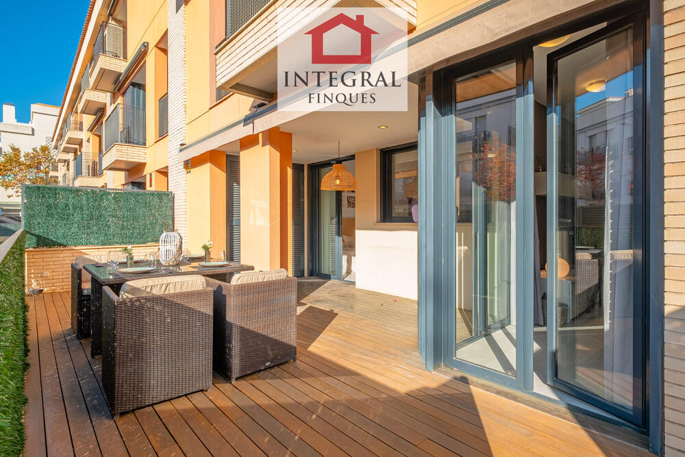 Gran terrassa amb accés directe al menjador i a l'habitació principal. Gran terrassa amb accés directe al menjador i a l'habitació principal.