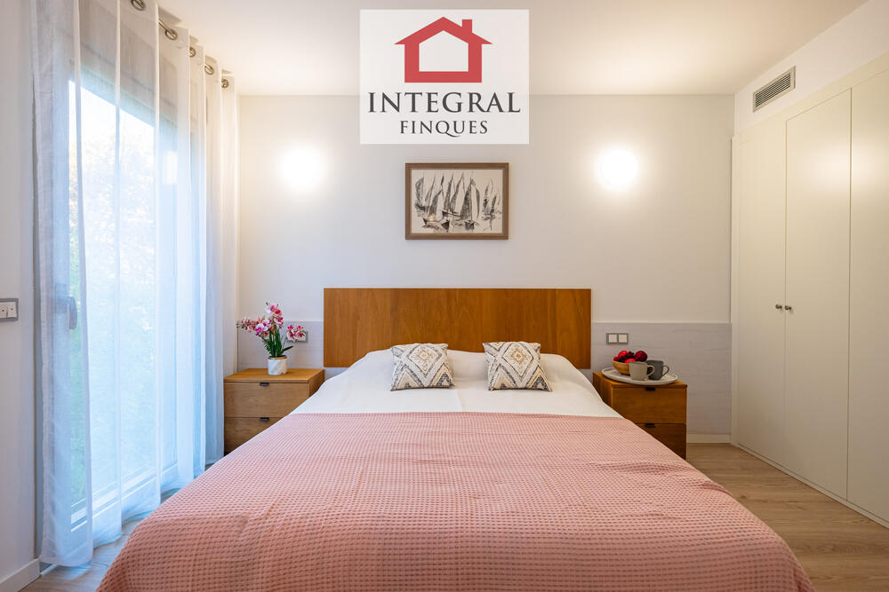 Habitació de matrimoni amb llit de matrimoni. Habitació de matrimoni amb llit de matrimoni.