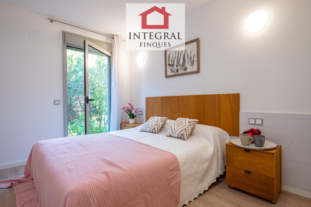 Habitació de matrimoni principal amb finestra exterior. Habitació de matrimoni principal amb finestra exterior.