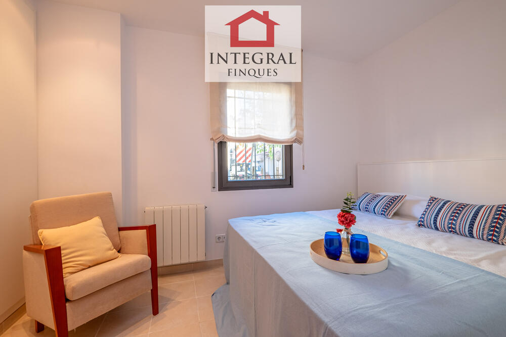 Àmplia habitació de matrimoni amb vistes a l'exterior. Àmplia habitació de matrimoni amb vistes a l'exterior.
