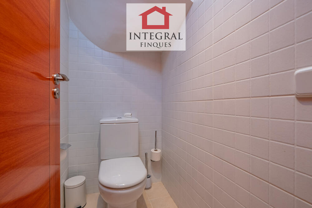 WC ben integrat a l'espai. WC ben integrat a l'espai.