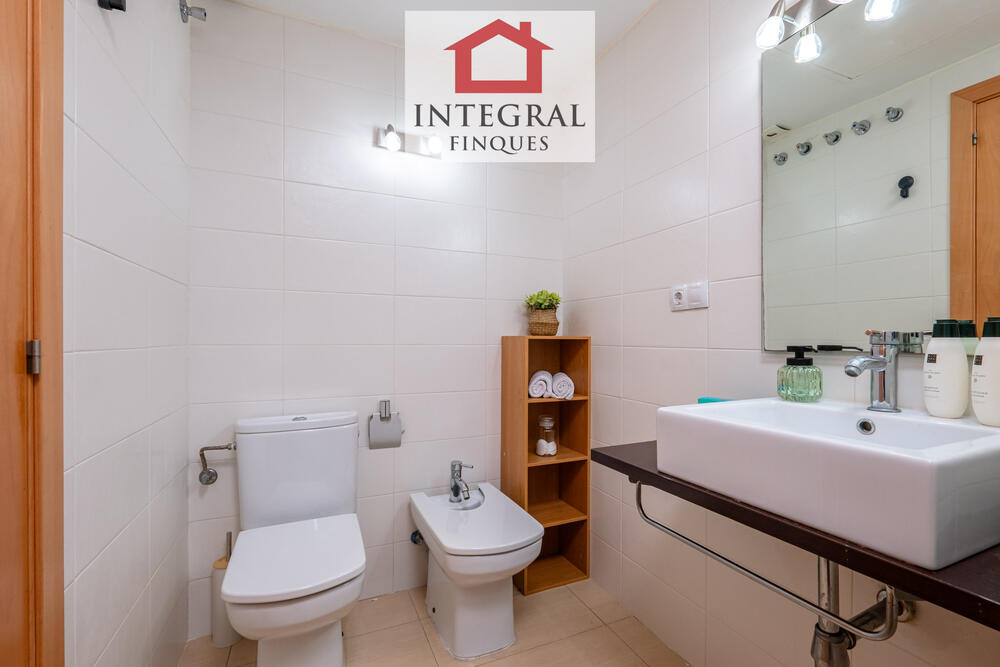 Lavabo amb bidet i banyera. Lavabo amb bidet i banyera.