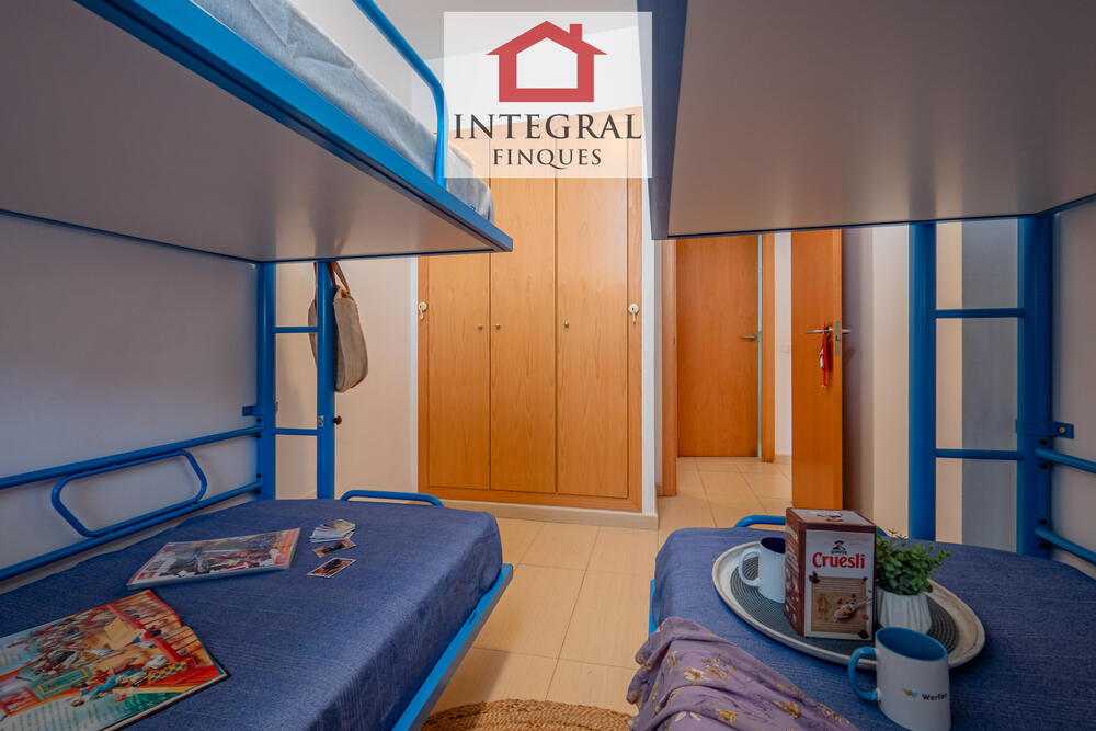 Habitació per 4 persones amb armaris de paret per guardar l'equipatge. Habitació per 4 persones amb armaris de paret per guardar l'equipatge.