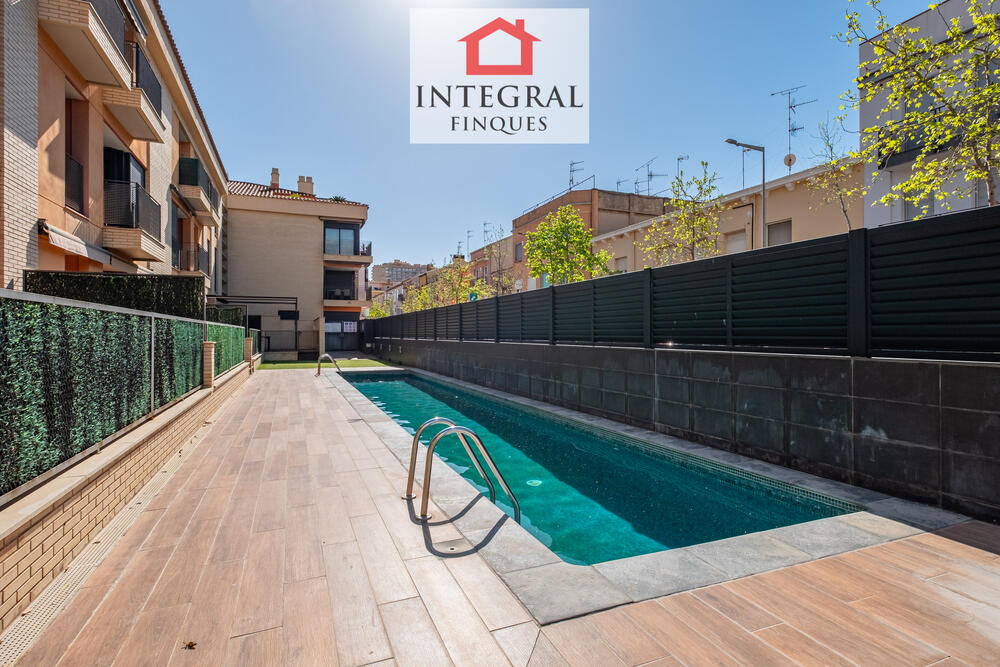 Magnífica piscina olímpica per gaudir a l'estiu. Magnífica piscina olímpica per gaudir a l'estiu.