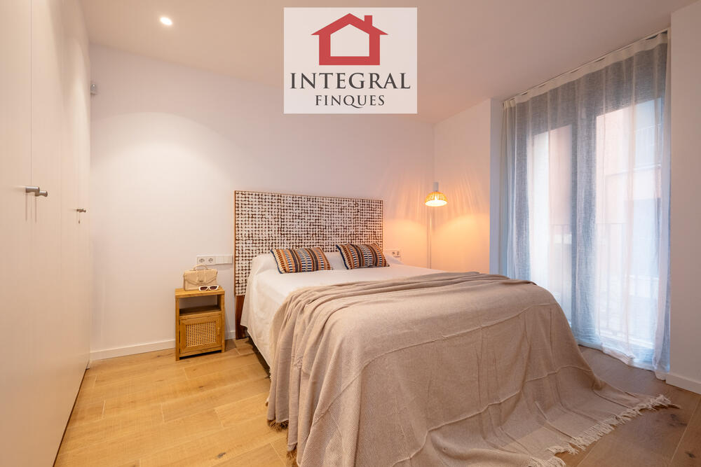 Gran habitació de matrimoni amb armaris de paret per guardar-hi l'equipatge. Gran habitació de matrimoni amb armaris de paret per guardar-hi l'equipatge.