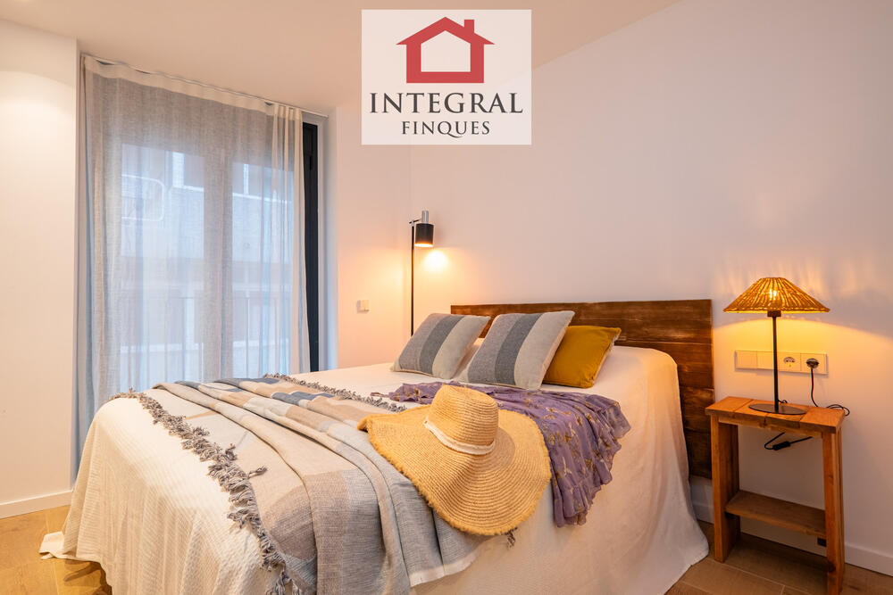 Habitació amb llit de matrimoni amb armaris i balcó petit. Habitació amb llit de matrimoni amb armaris i balcó petit.