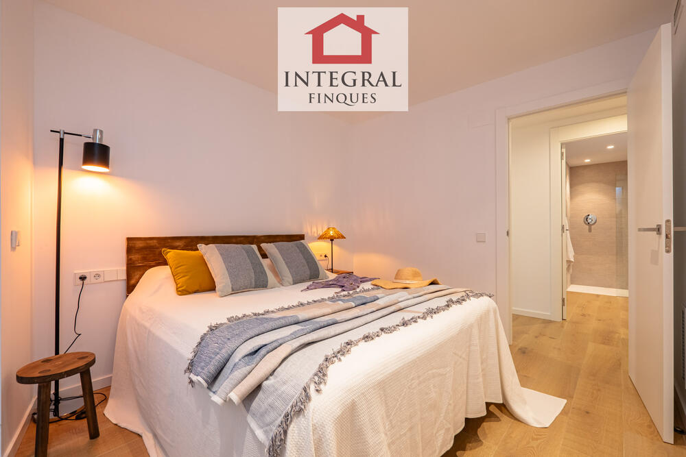 Habitació de matrimoni àmplia i lluminosa. Habitació de matrimoni àmplia i lluminosa.