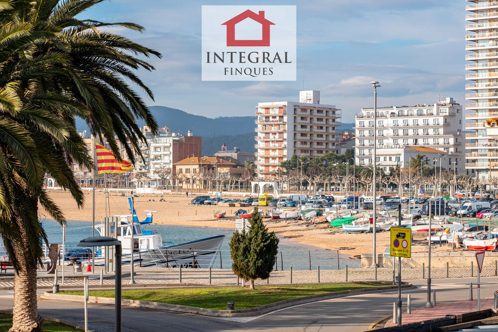 Vistes a la Platja Gran de Palamós des de l'apartament. Vistes a la Platja Gran de Palamós des de l'apartament.