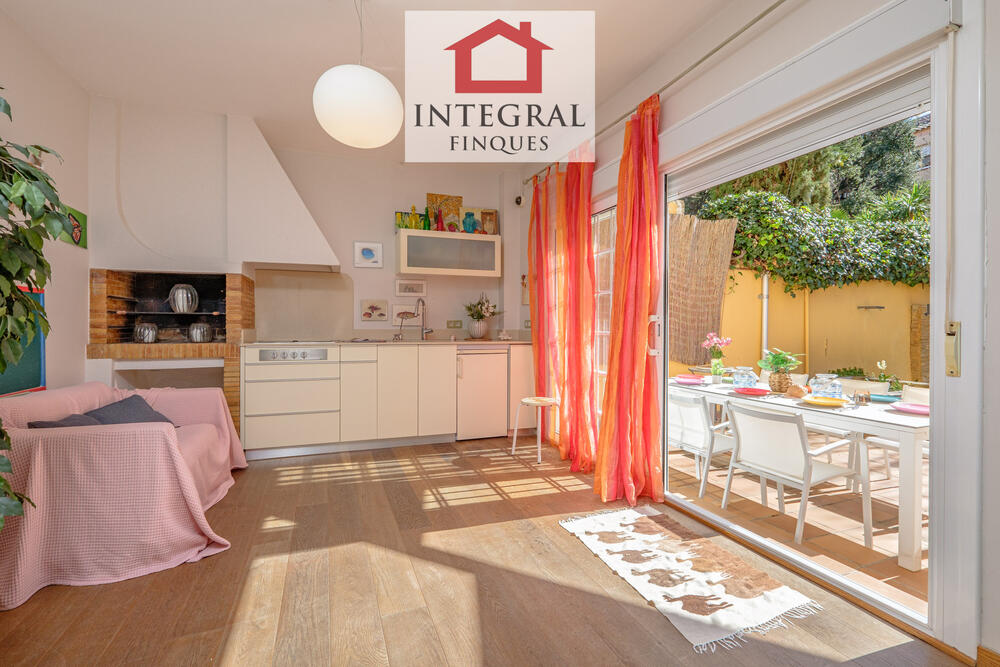 Estada interior amb petita cuina i sofà. Estada interior amb petita cuina i sofà.