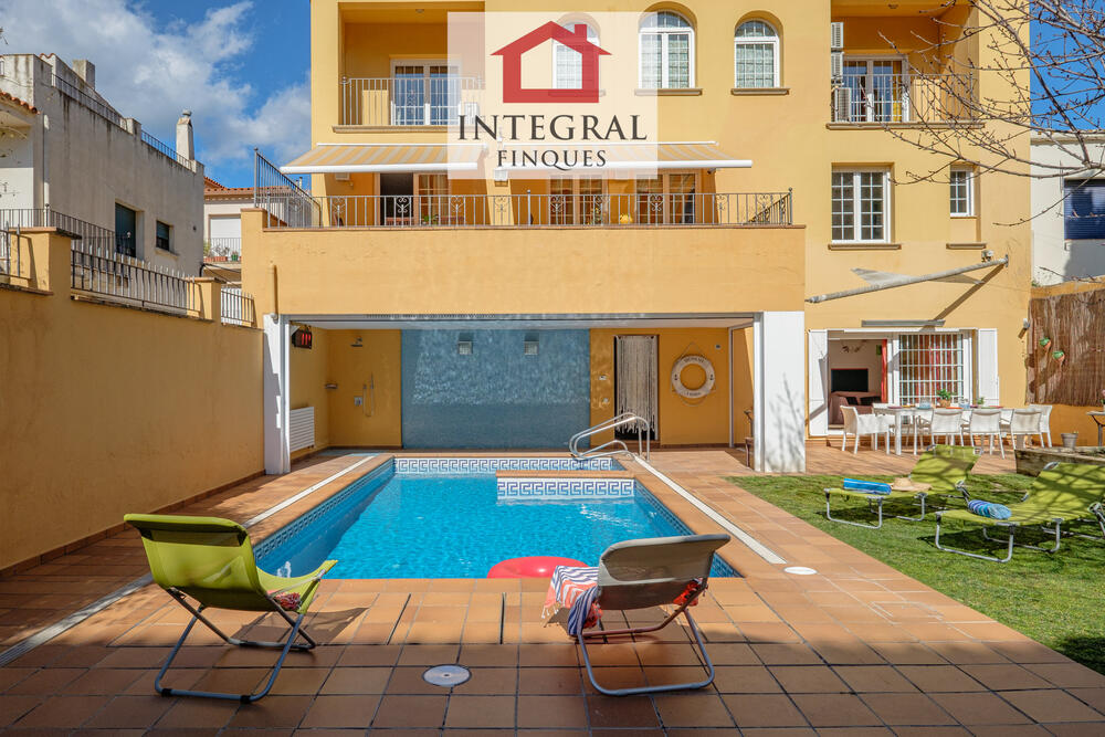 Gran piscina i pati on gaudir amb la família. Gran piscina i pati on gaudir amb la família.
