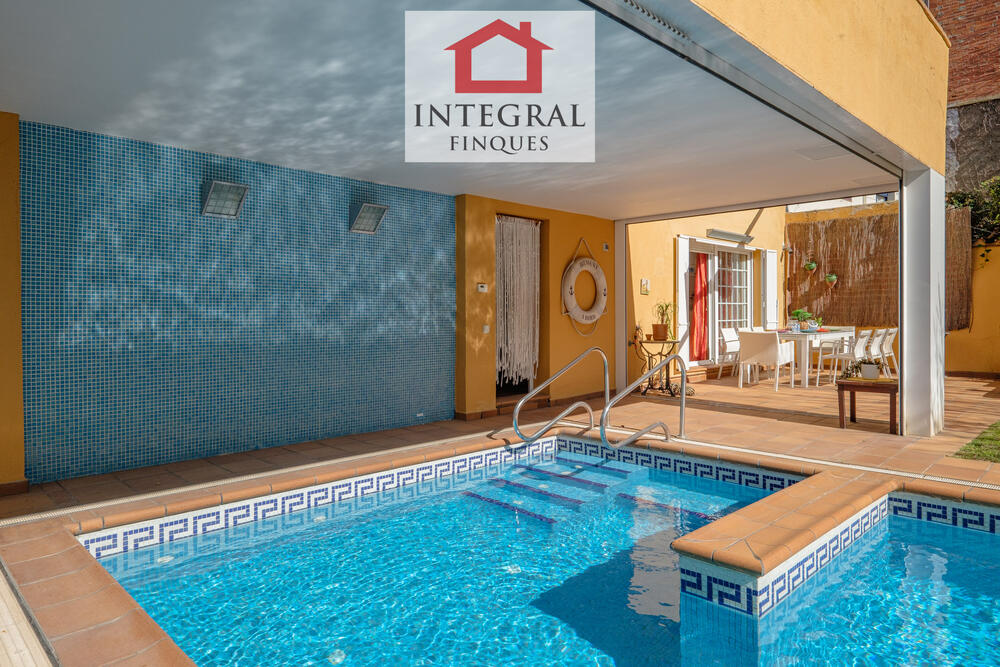 Piscina exterior al jardí amb mobiliari exterior per gaudir de les vacances. Piscina exterior al jardí amb mobiliari exterior per gaudir de les vacances.