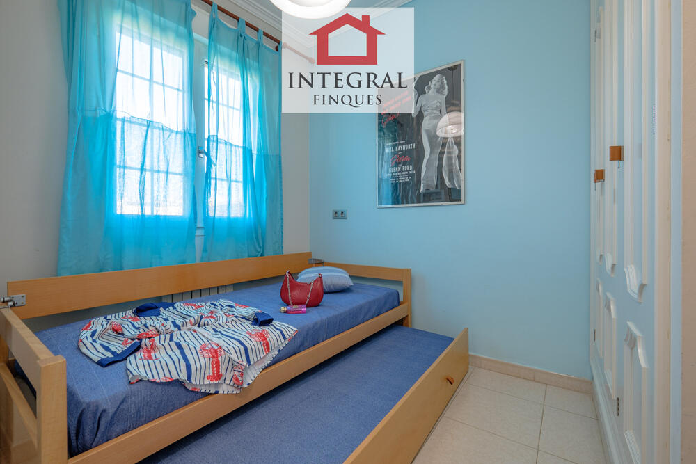 Habitació amb un llit niu. Habitació amb un llit niu.