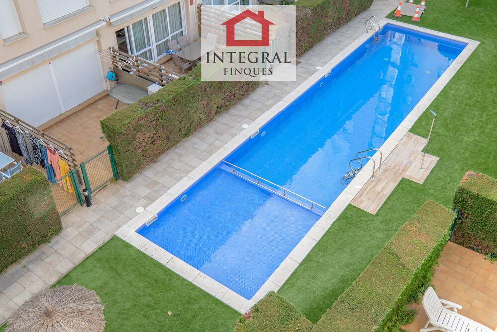 Precioses vistes a la piscina comunitària des del balcó. Precioses vistes a la piscina comunitària des del balcó.