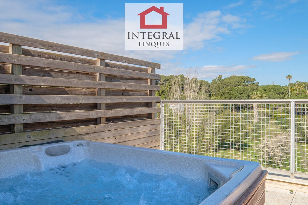 Jacuzzi per gaudir en família o amics durant les teves vacances. Jacuzzi per gaudir en família o amics durant les teves vacances.