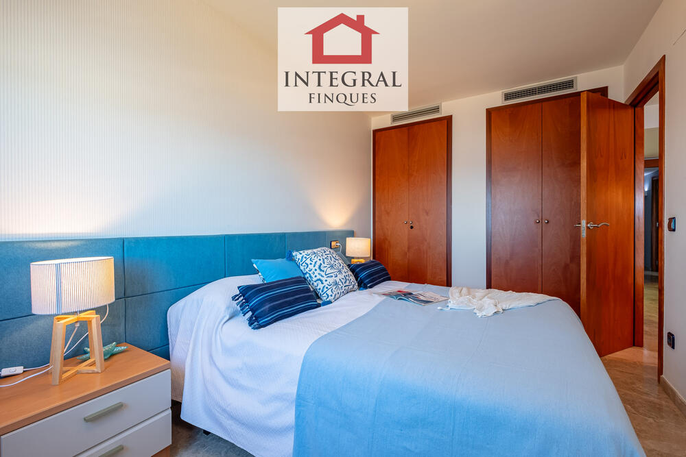 Habitació de matrimoni amb armaris per deixar equipatge. Habitació de matrimoni amb armaris per deixar equipatge.