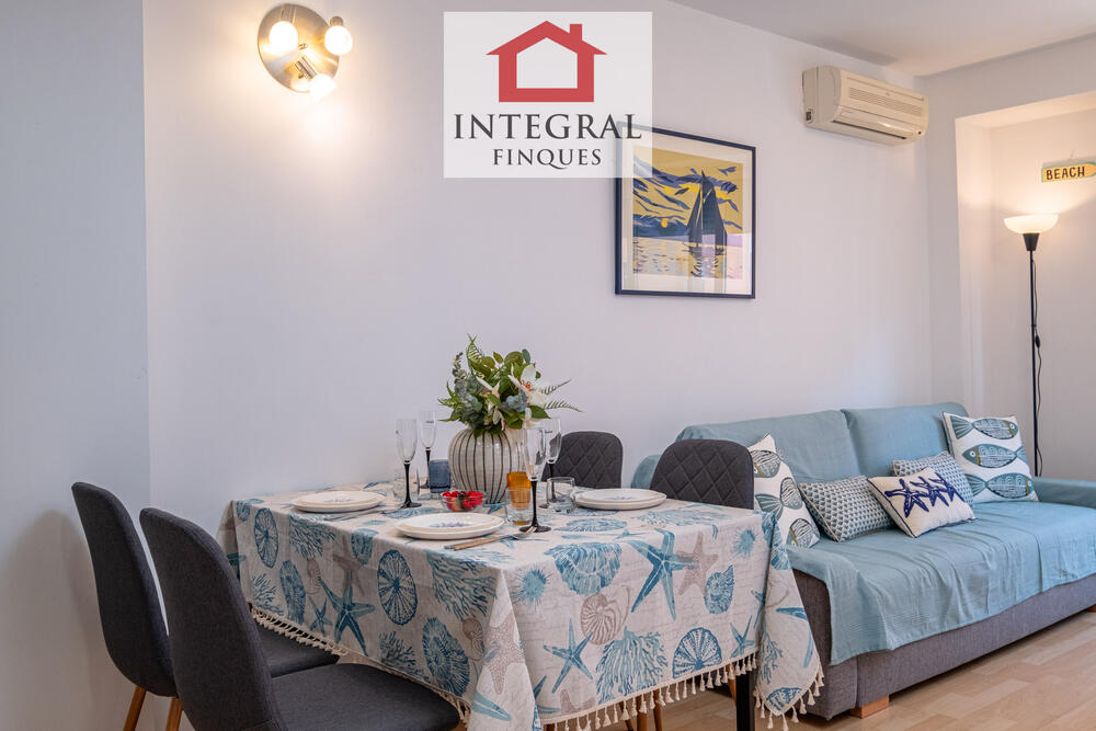Acollidor apartament per gaudir d´unes vacances a Palamós. Acollidor apartament per gaudir d´unes vacances a Palamós.