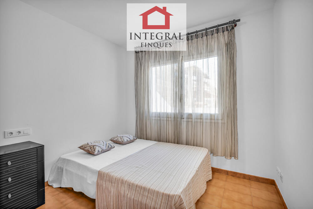 Àmplia habitació de matrimoni. Àmplia habitació de matrimoni.