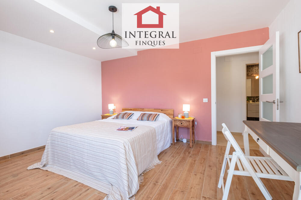 Àmplia i lluminosa habitació doble. Àmplia i lluminosa habitació doble.