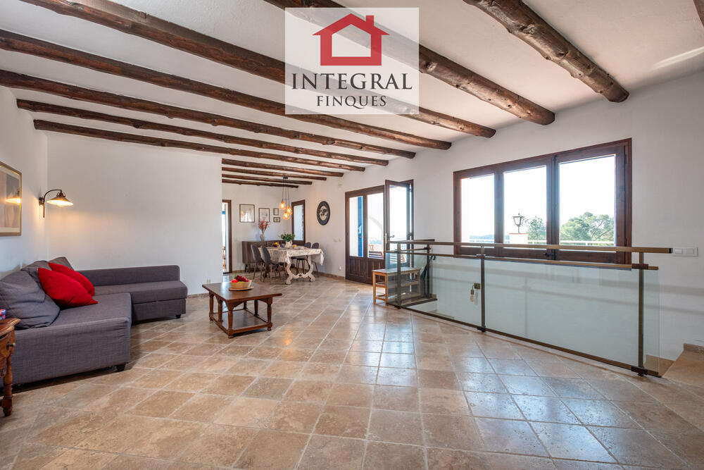 Sala d'estar-menjador de la planta principal. Sala d'estar-menjador de la planta principal.