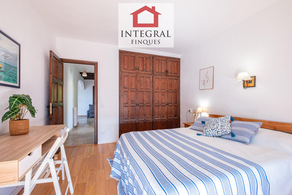 Habitación doble luminosa de la planta principal. Habitación doble luminosa de la planta principal.