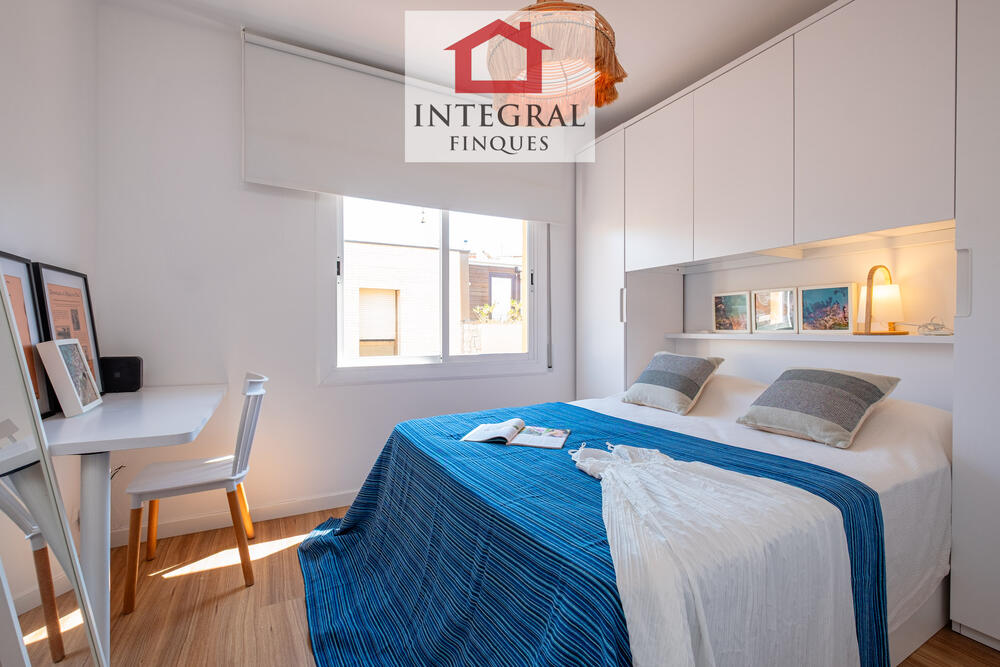 Habitació de matrimoni ample i d'estil modern. Habitació de matrimoni ample i d'estil modern.