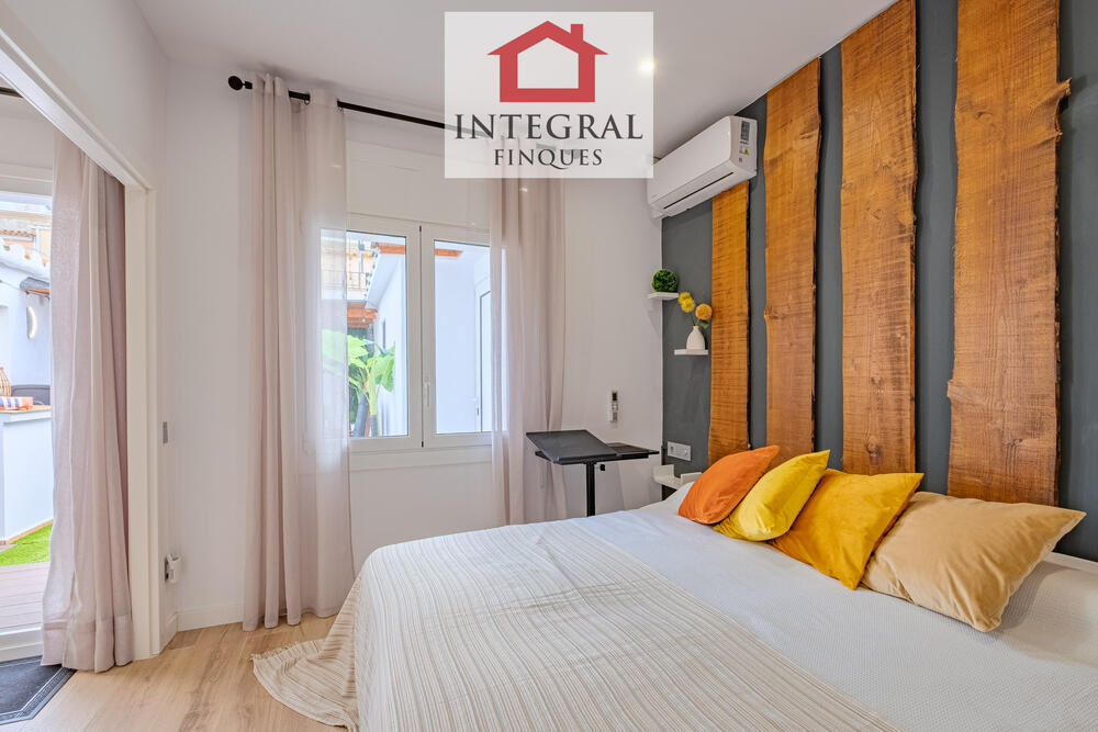 Habitació de matrimoni amb molta lluminositat i accés directe al menjador. Habitació de matrimoni amb molta lluminositat i accés directe al menjador.