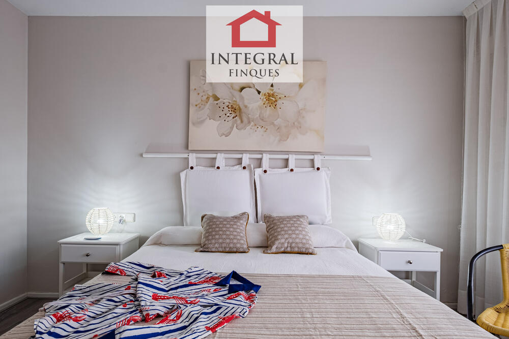 Lluminosa i espaiosa habitació principal. Lluminosa i espaiosa habitació principal.