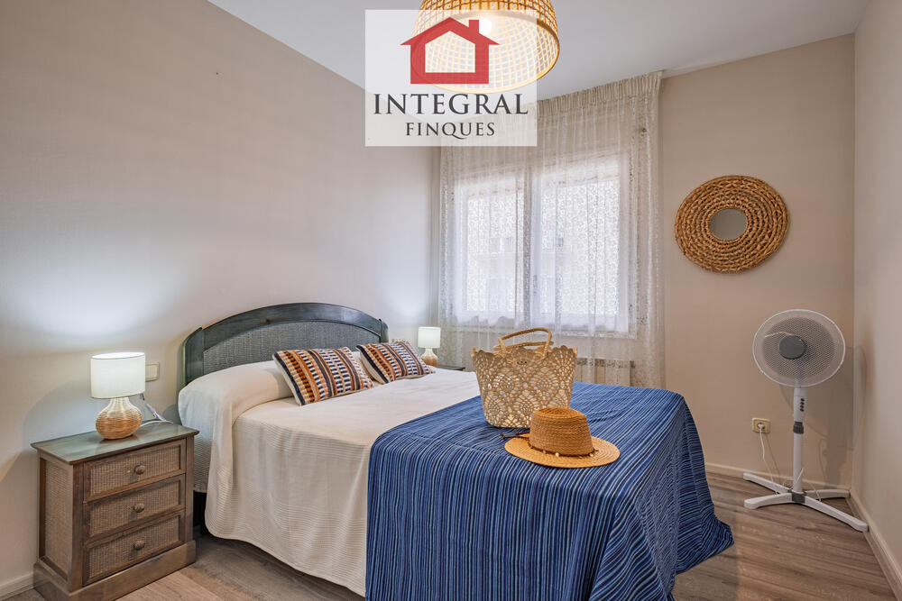 Còmode habitació amb llit doble. Còmode habitació amb llit doble.