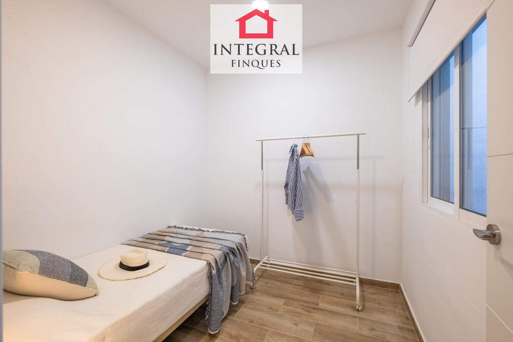 Àmplia habitació individual amb penjador. Àmplia habitació individual amb penjador.